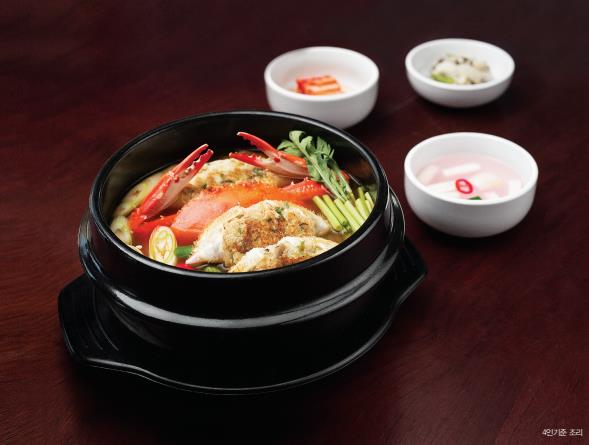 가온정식1인기준 35,000원 삼색밀쌈과 해물잣즙채, 고구마·알밤죽과 물김치, 새우찜과 생절이, 버섯불고기와 부추절임, 꽃게감정, 진지, 기본찬, 후식