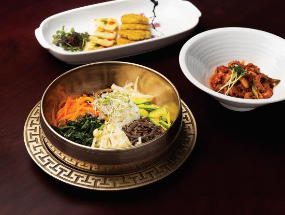 가을 낙지골동반1인기준 25,000원 삼색밀쌈과 해물잣즙채, 계절죽, 전유화와 생절이, 낙지골동반, 국, 무화과 후식