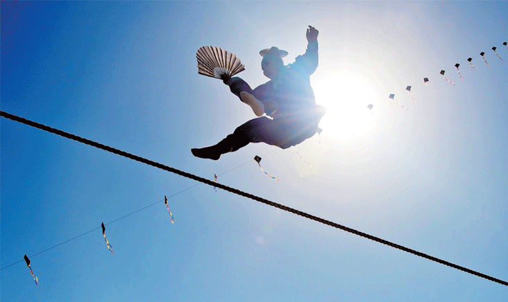 줄타기 중요무형문화재 제58호(1976년)분류: 무형유산 / 전통연행 / 연희 / 광대굿놀이 주로 음력 4월 15일이나 단오날, 추석 등 명절날에 공연한 줄타기는 2011년 유네스코 인류무형문화유산에 등재되었다.