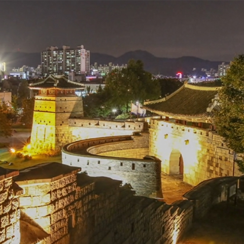 This is a video clip which introduces the Hwaseomun Gate, the western gate of Hwaseong Fortress, located in Suwon and its original form at a time of architecture is well preserved.